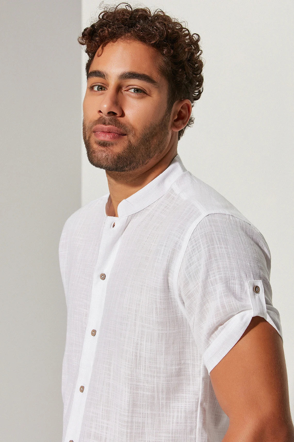 "Judicious Elegance: Short Sleeve Men's Shirt with Judge Collar in White - A Slim Casual Men's Top with Buttoned Detailing in Regular Fit"